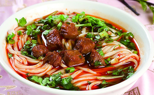 成都美食小吃擔(dān)擔(dān)面，鹵汁酥香，咸鮮微辣