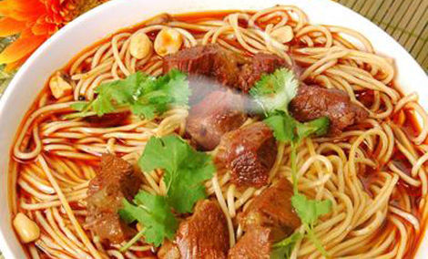 成都美食小吃擔(dān)擔(dān)面，鹵汁酥香，咸鮮微辣