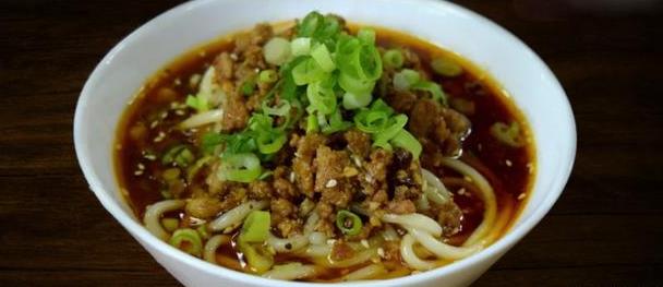 成都美食小吃擔(dān)擔(dān)面，鹵汁酥香，咸鮮微辣