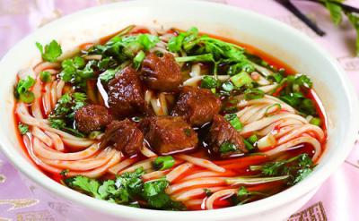 成都美食小吃擔(dān)擔(dān)面，鹵汁酥香，咸鮮微辣