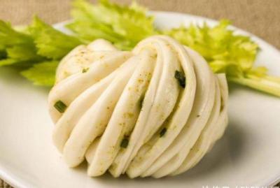 面食如此做才簡(jiǎn)單，不發(fā)面、不用煮，比饅頭好吃，比花卷有嚼勁