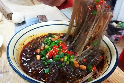 小吃酸辣粉培訓(xùn)哪家好？蜀味緣讓學(xué)員自主創(chuàng)業(yè)自立門戶
