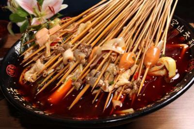 四川學(xué)串串香技術(shù)去哪里好？老師在旁邊指導(dǎo)