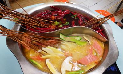 四川餐飲技術(shù)培訓(xùn)學(xué)校，哪里學(xué)習(xí)正宗串串香技術(shù)培訓(xùn)？